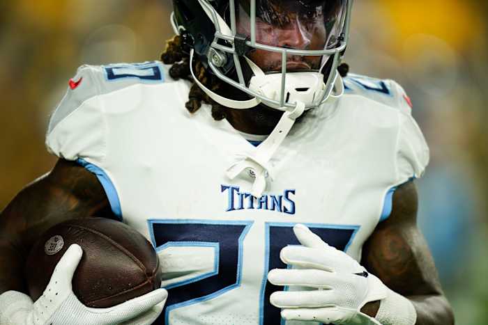 Tennessee Titans running back Jonathan Ward (20) warms up before a game against the Pittsburgh Steelers.